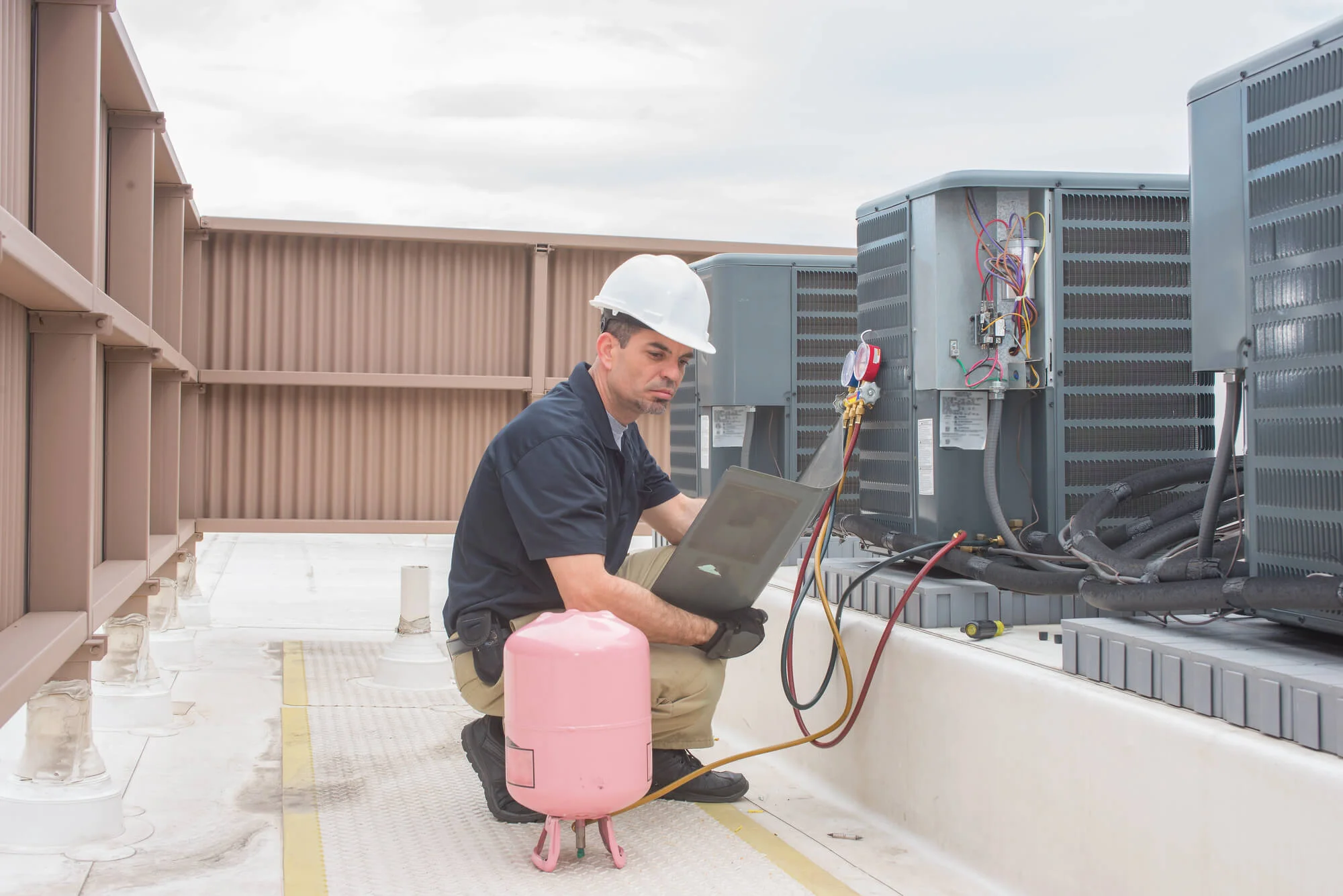 HVAC-installation-expert-with-panel